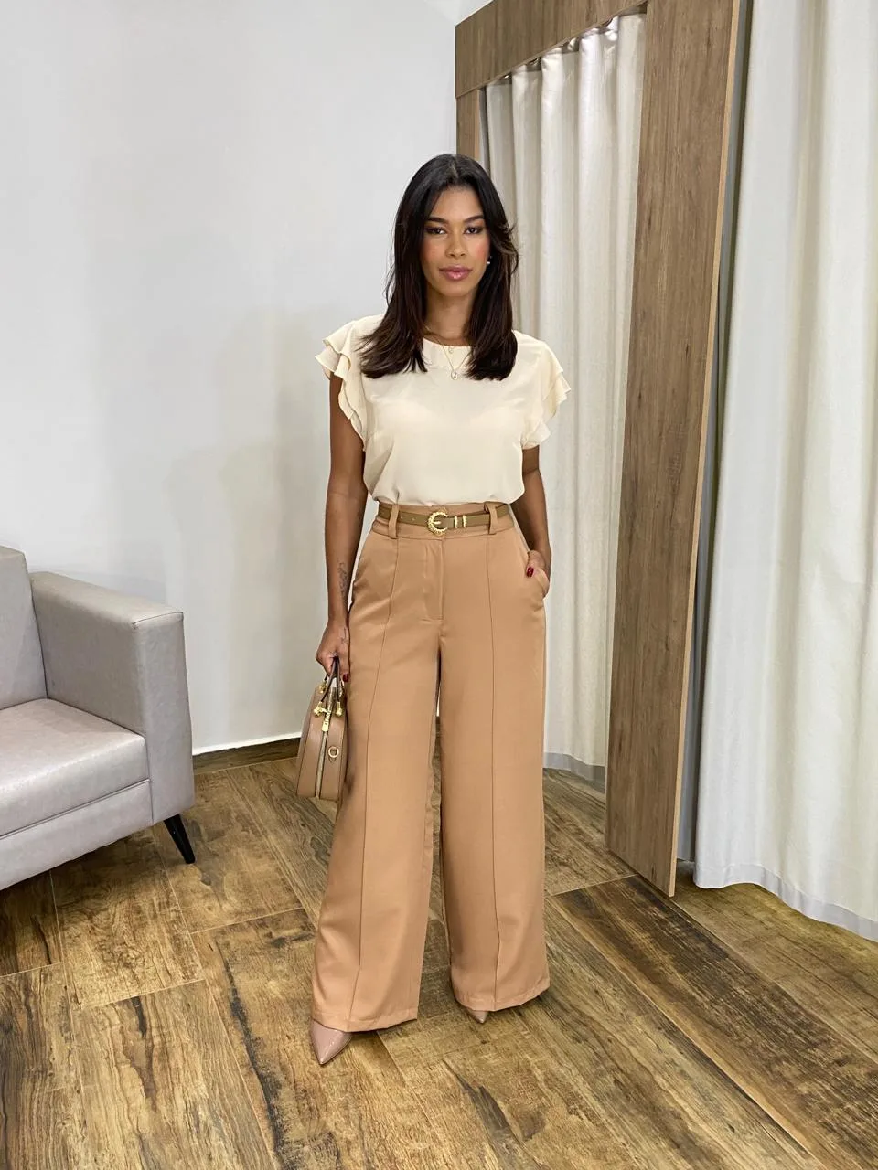 calça pantalona bege alfaiataria