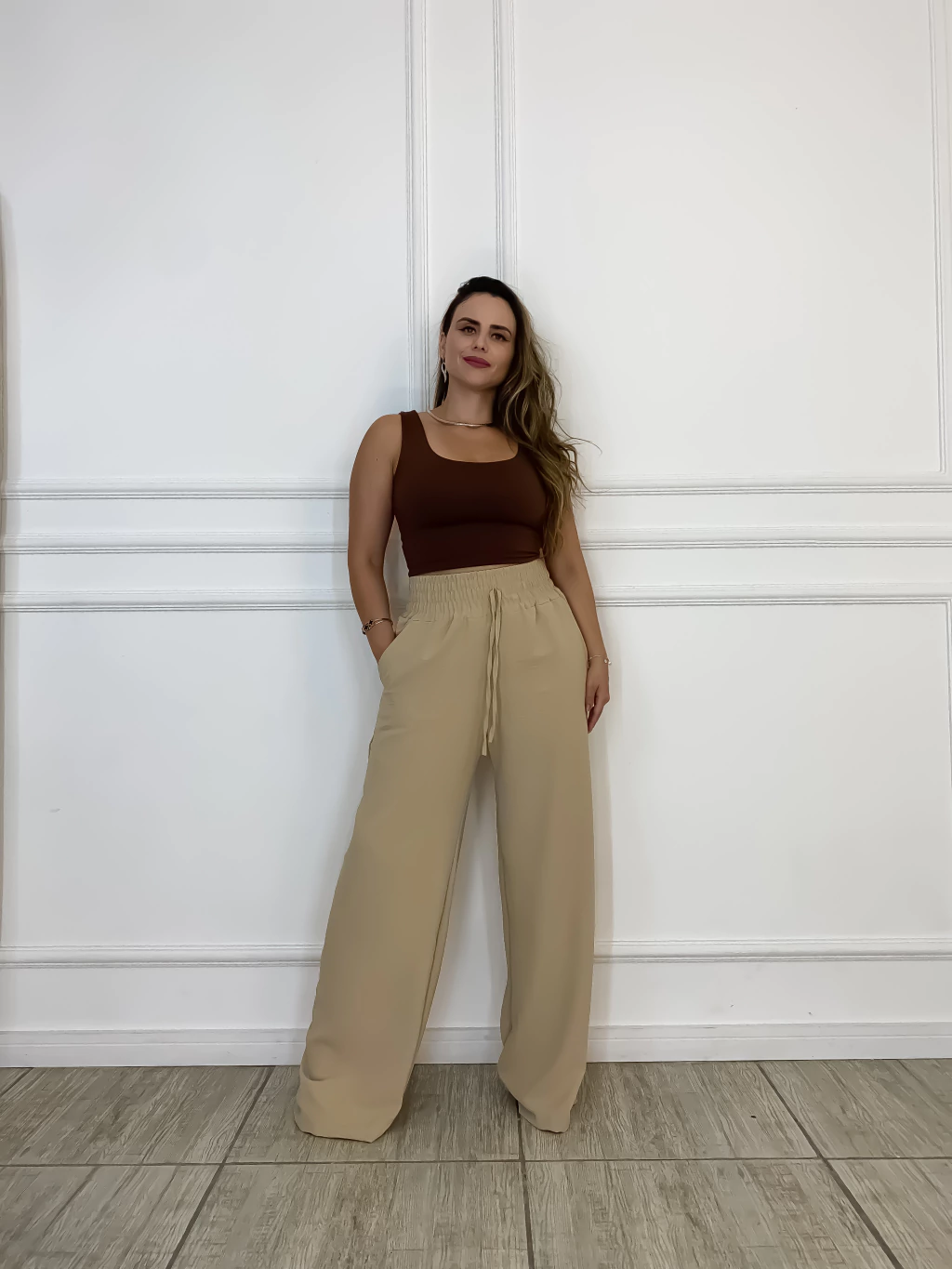 calça pantalona bege com salto