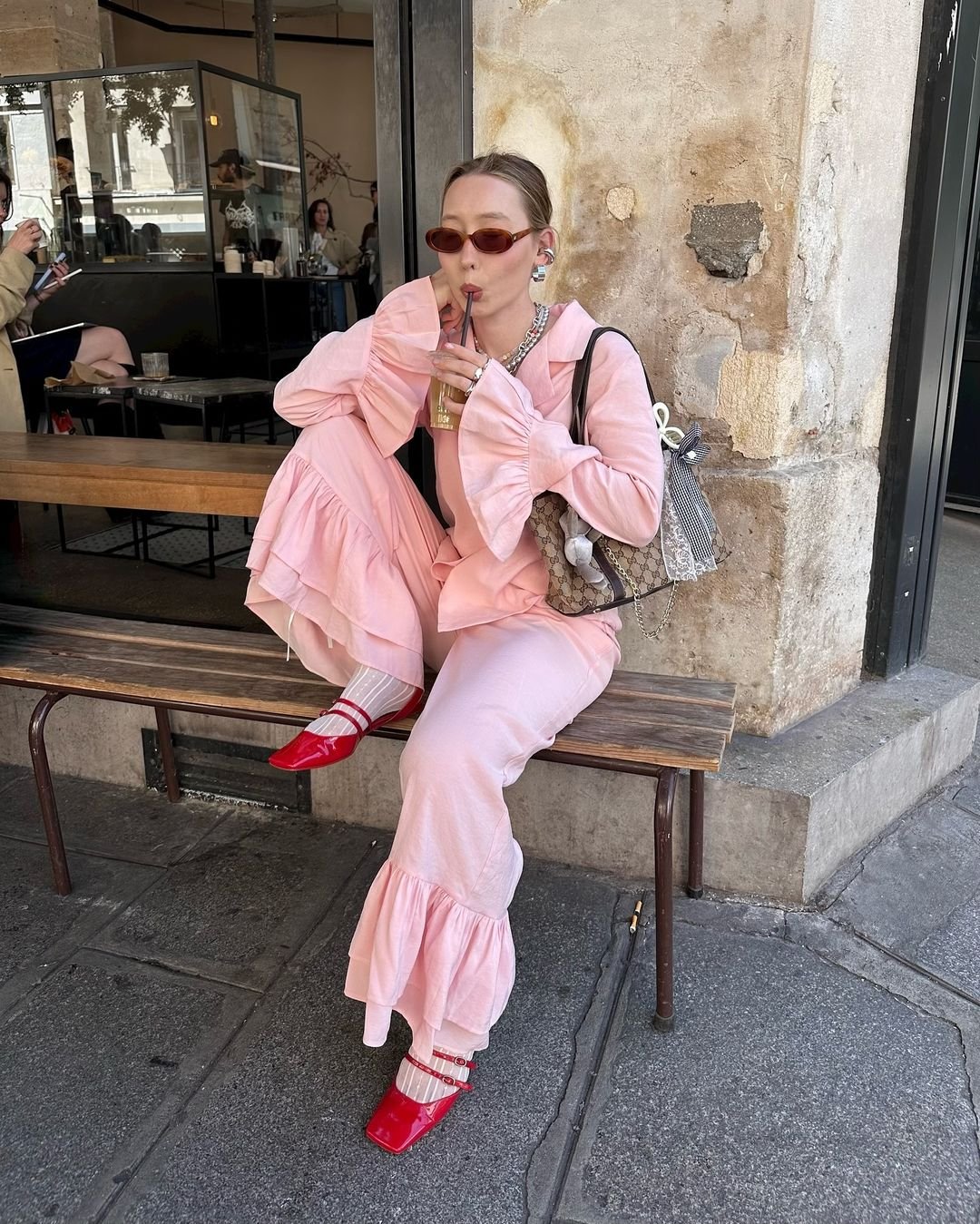 look sapatilha vermelha casual