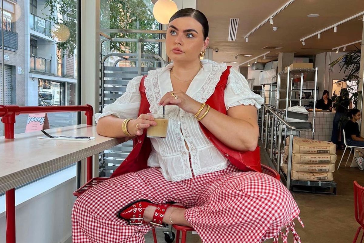 look sapatilha vermelha casual