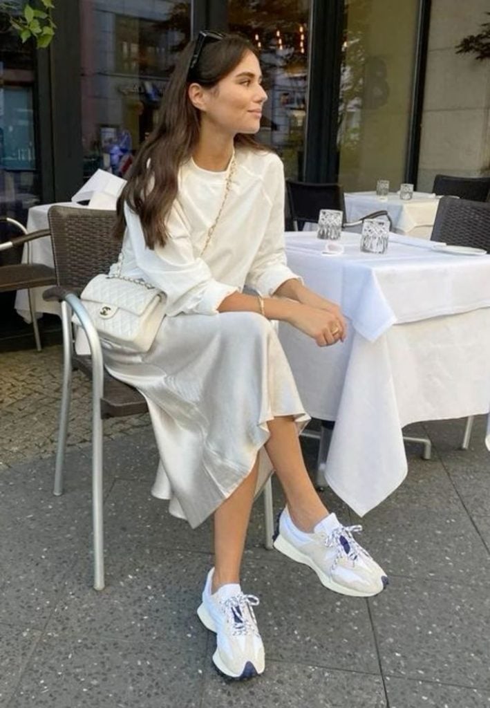 vestido curto com tênis branco para sair