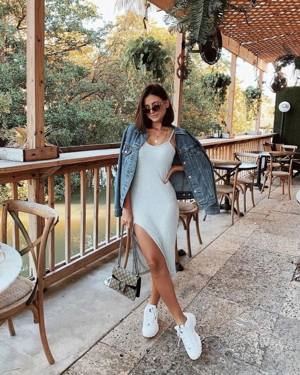 tendência vestido e tênis branco