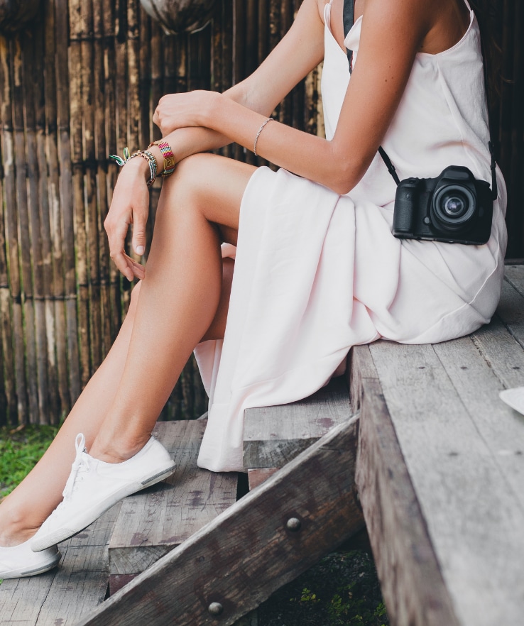vestido estampado com tênis branco