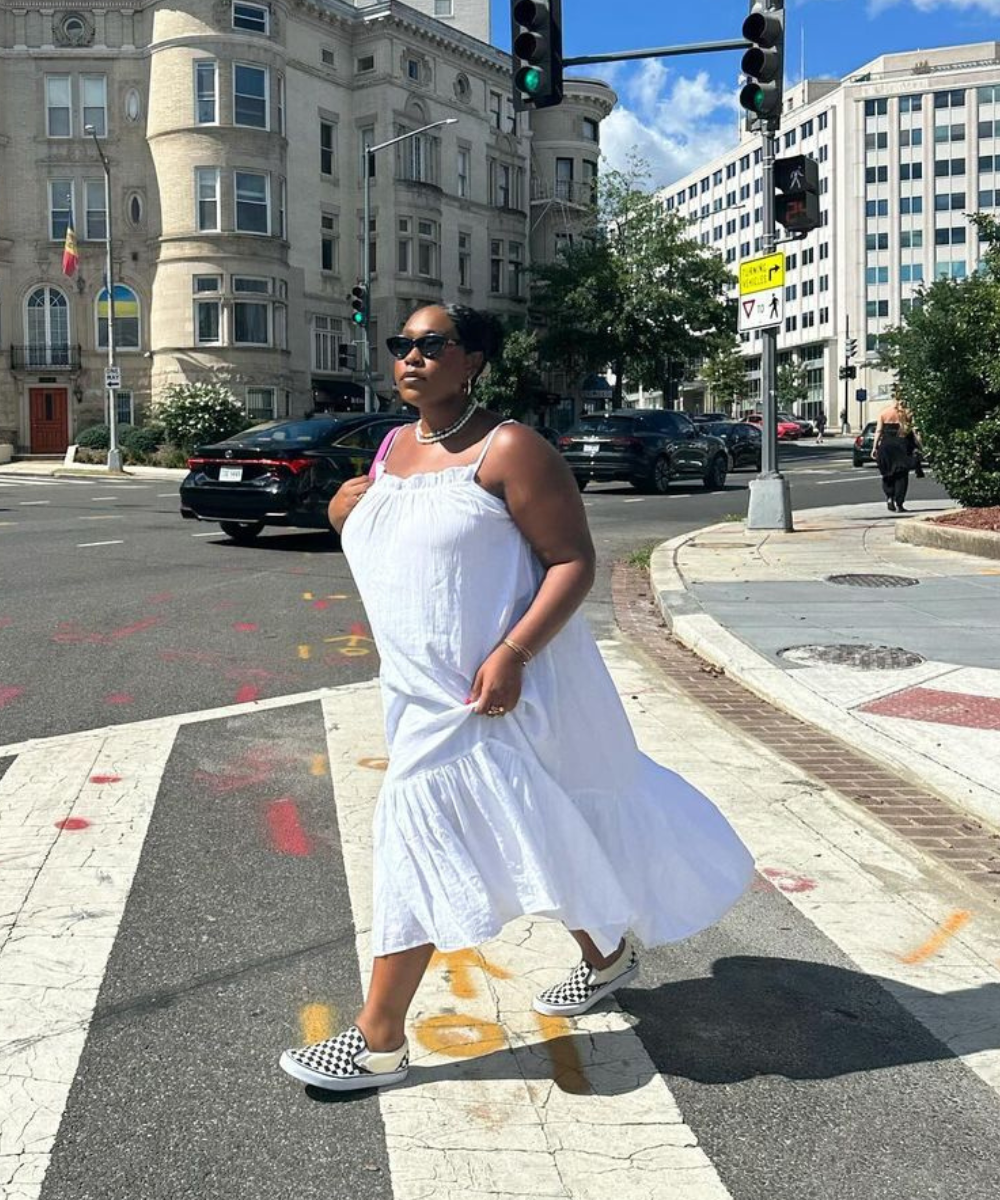 vestido de festa com tênis branco (para eventos informais)