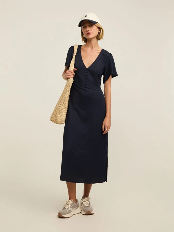 look vestido midi com tênis