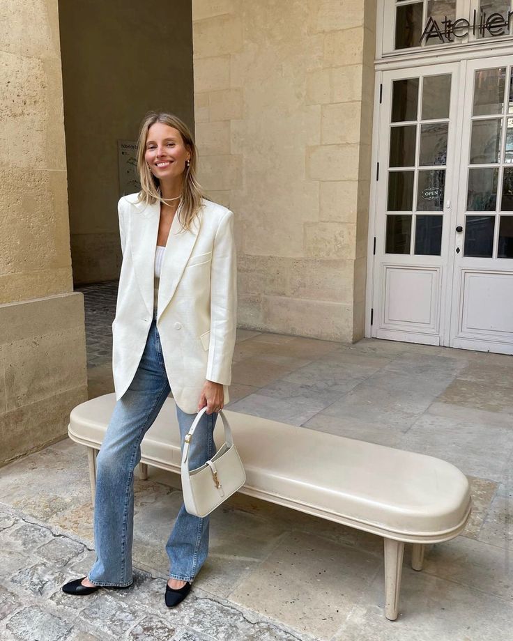 blazer branco e jeans