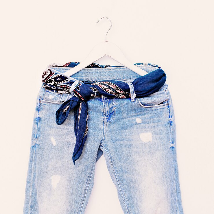 look com lenço no quadril