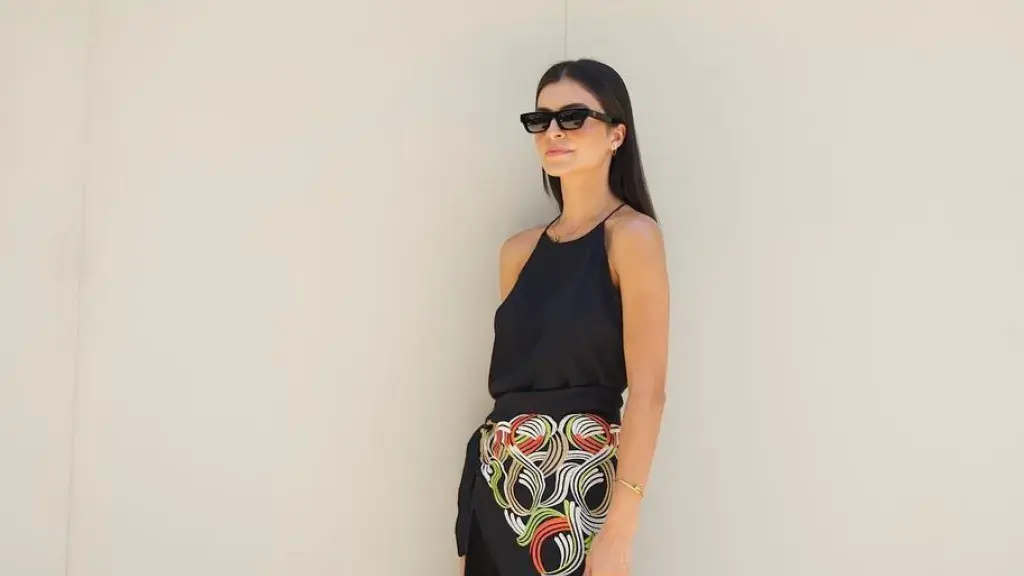 look com lenço no quadril