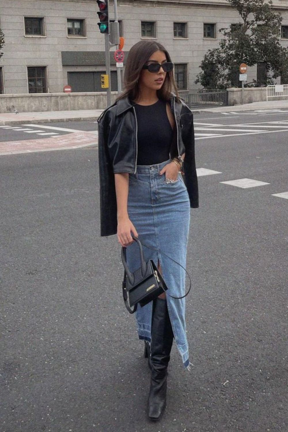 saia jeans longa com tênis