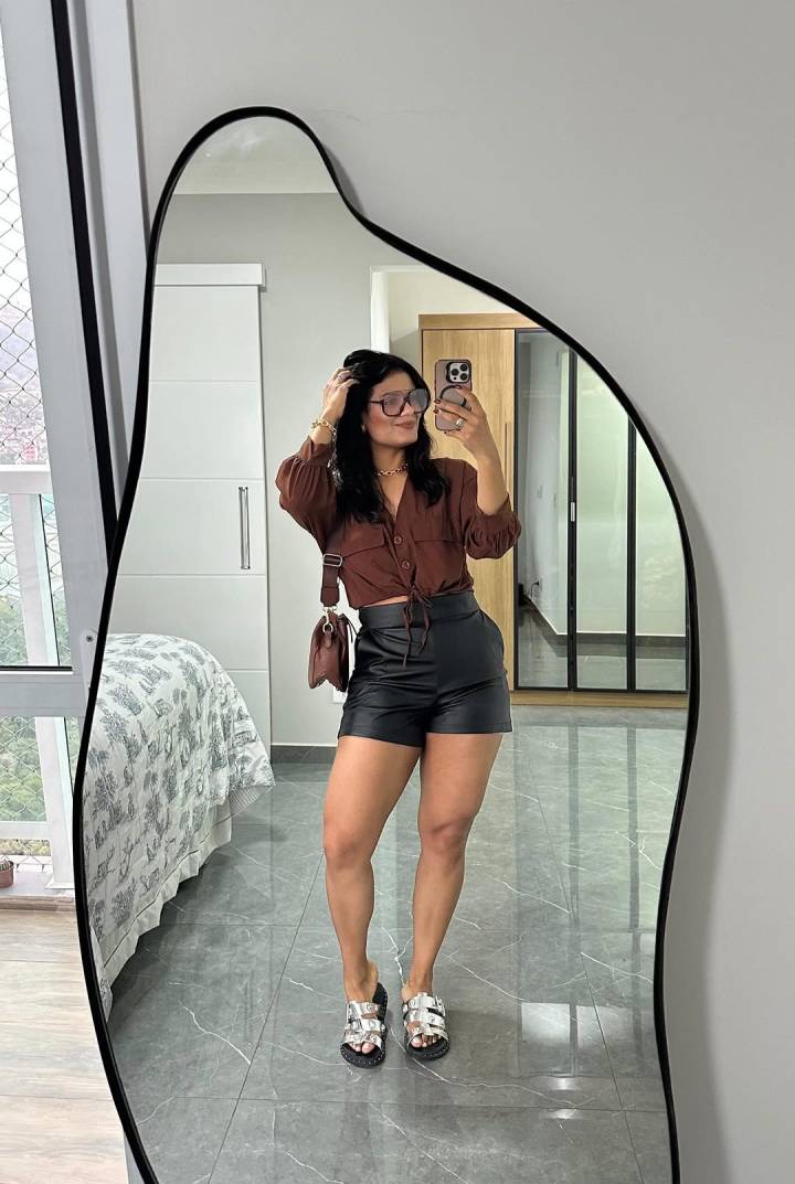 como usar shorts de couro à noite