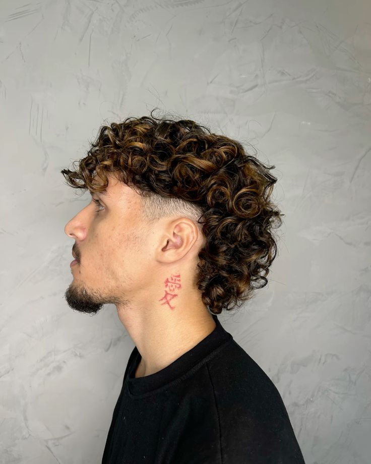 corte undercut cacheado masculino