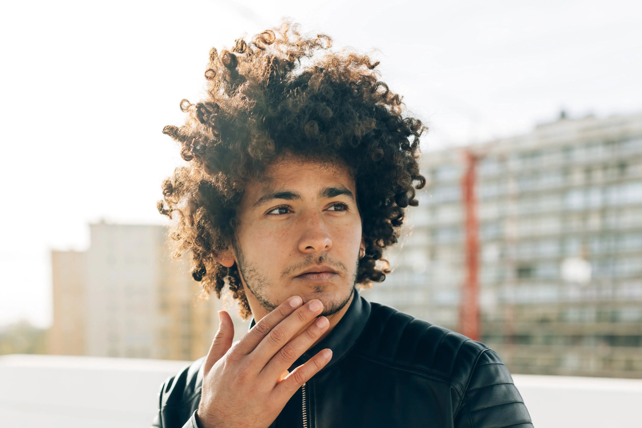 estilos de corte para cabelo cacheado homem