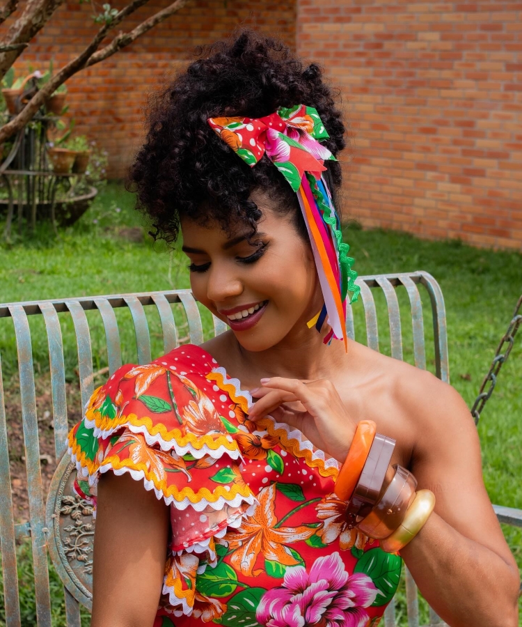 penteado coque festa junina cacheado