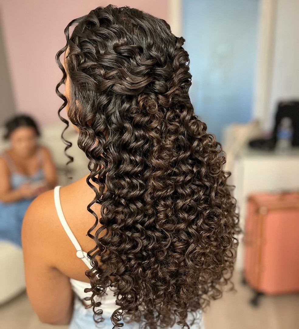 coque cabelo cacheado casamento convidada