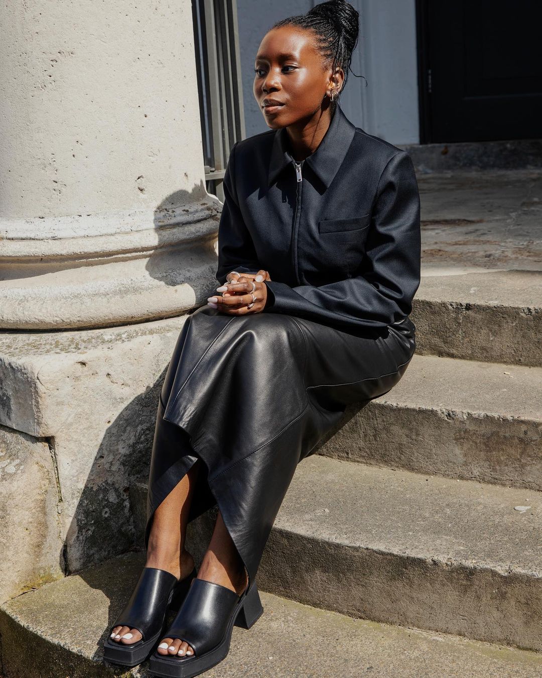 looks com saia de couro preta 2026