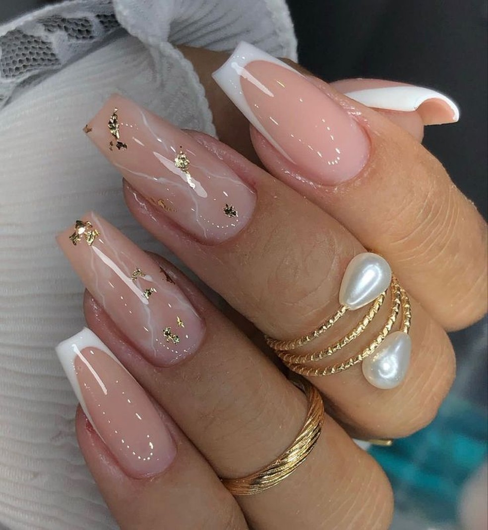 unha decorada delicada nude
