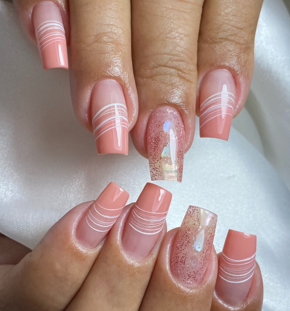 unha decorada delicada com pedraria