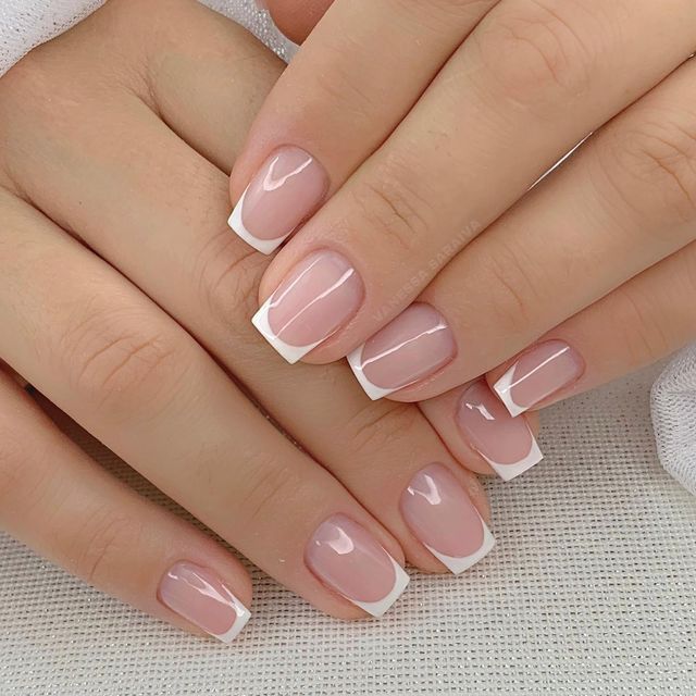 unha decorada delicada nude