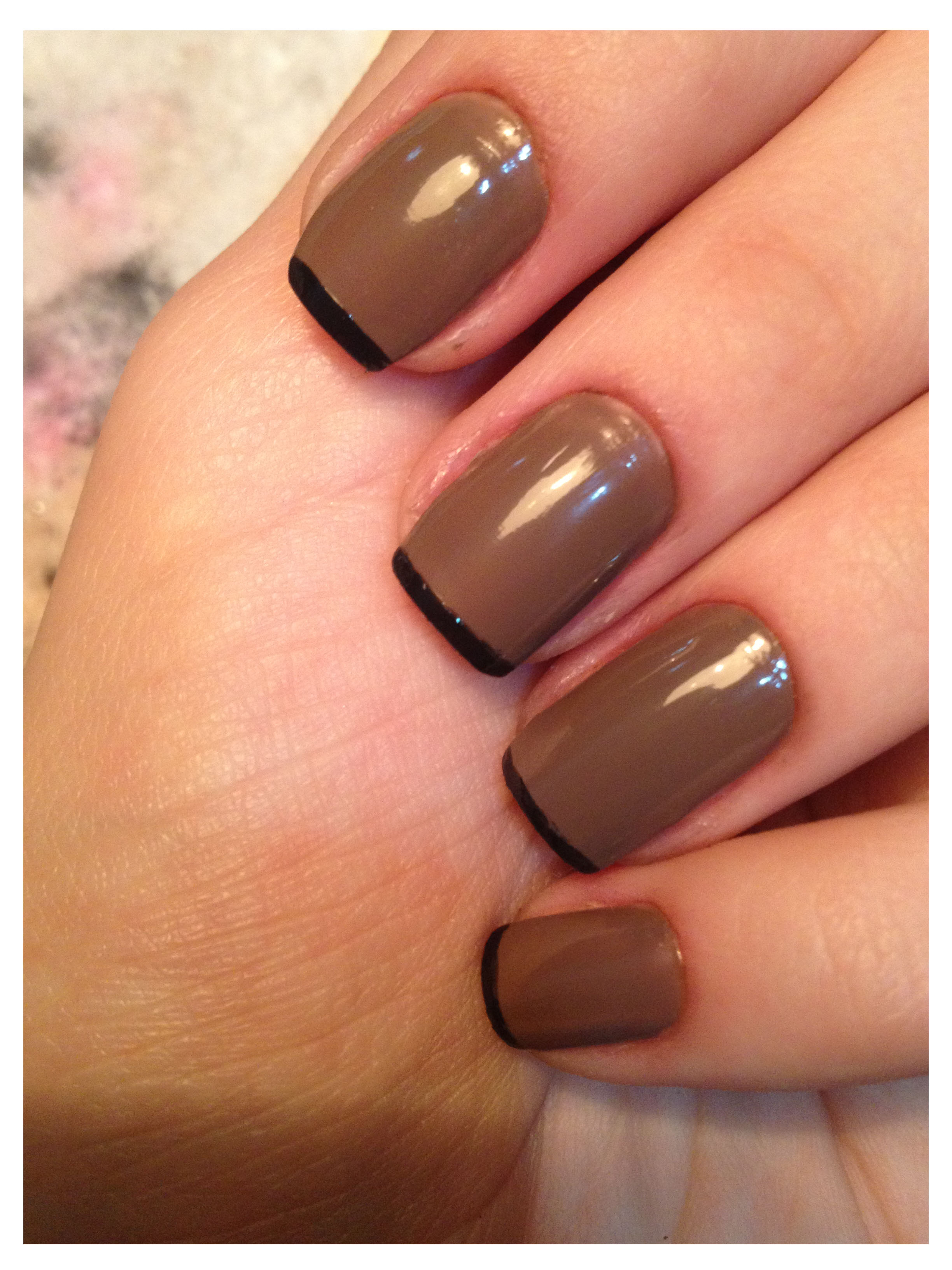 unhas almond marrom e branca