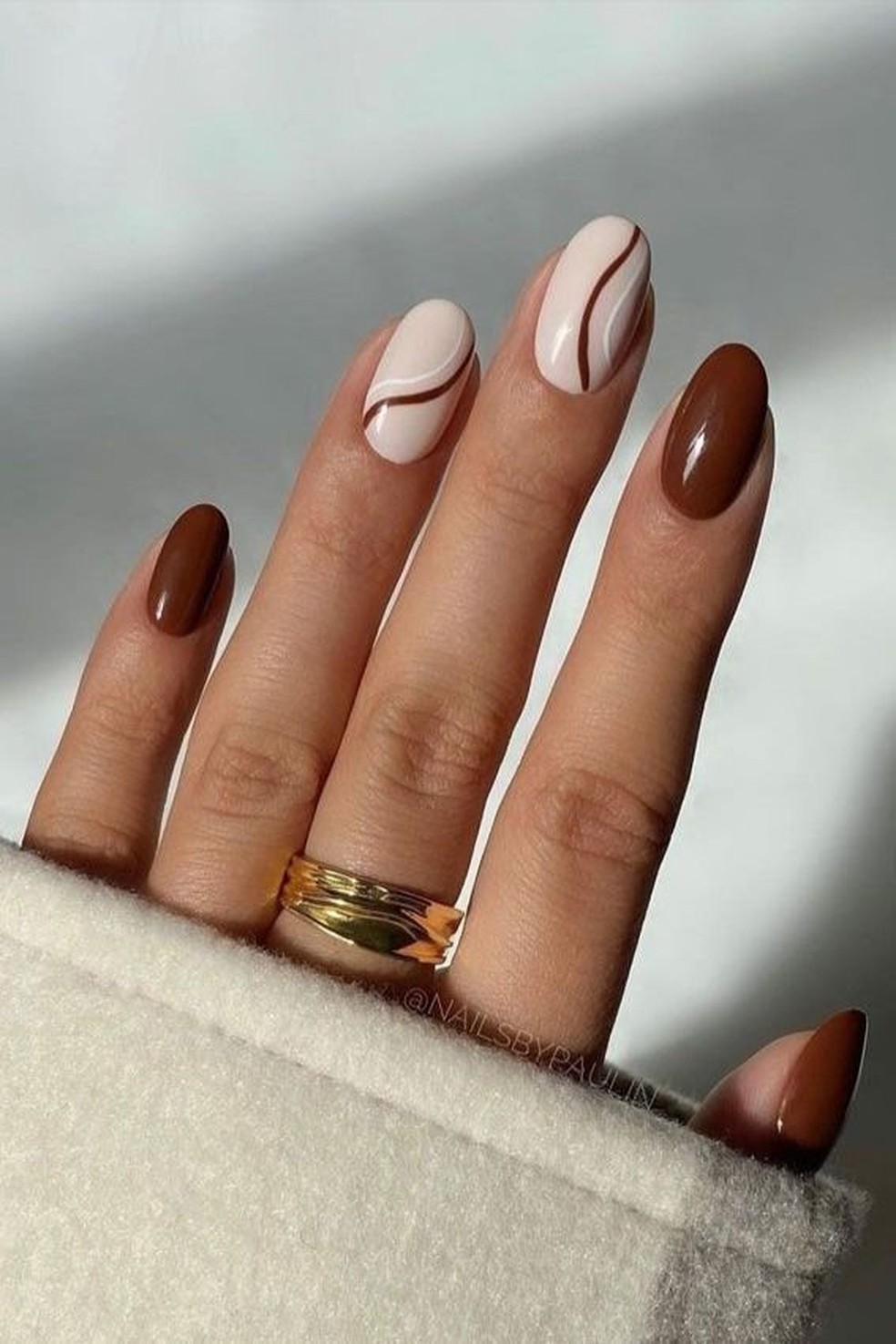 unhas almond marrom e branca