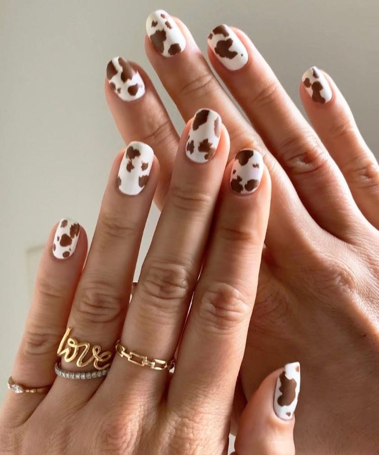 nail art marrom branco
