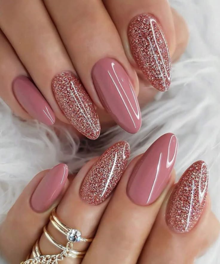tendências unhas almond curtas 2026