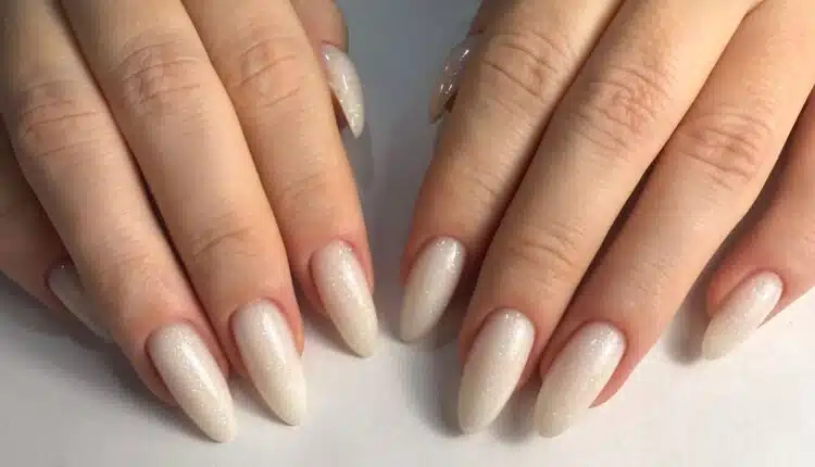 unhas com aspecto branco