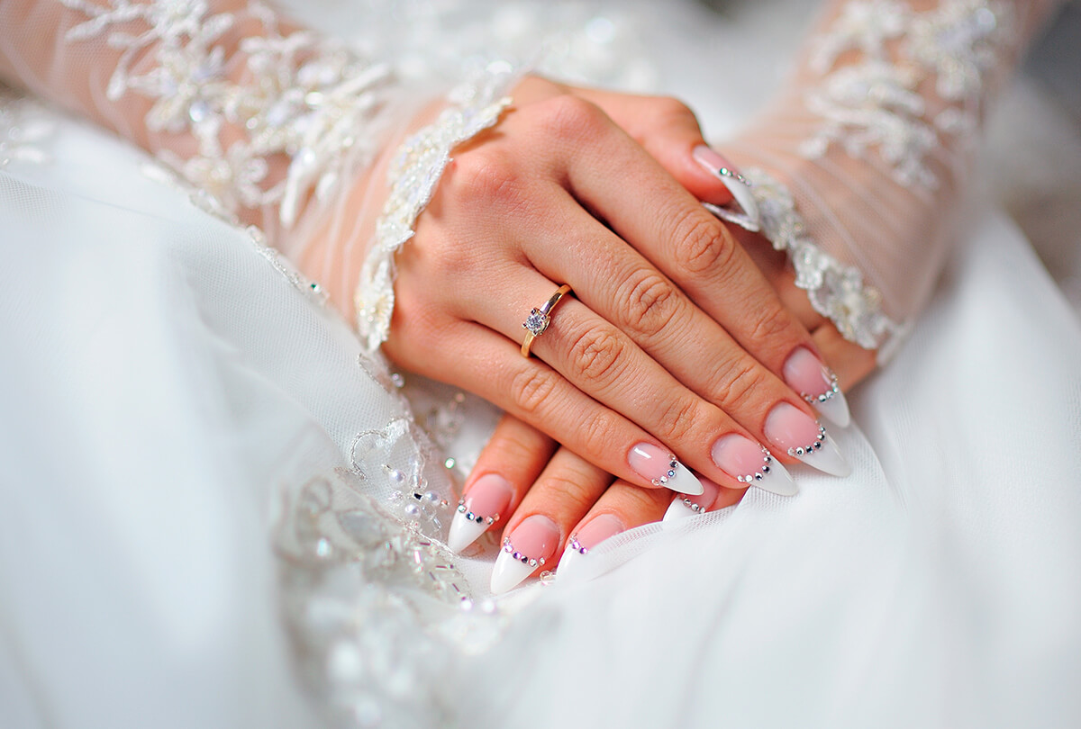 unhas com pedraria noiva