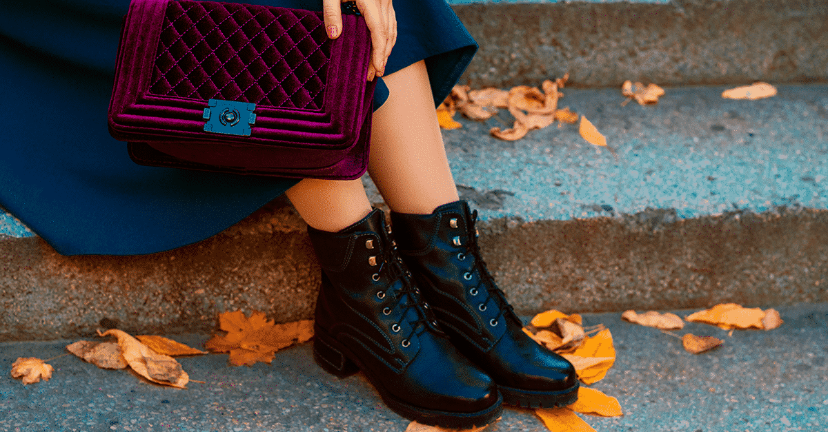vestido midi preto com bota
