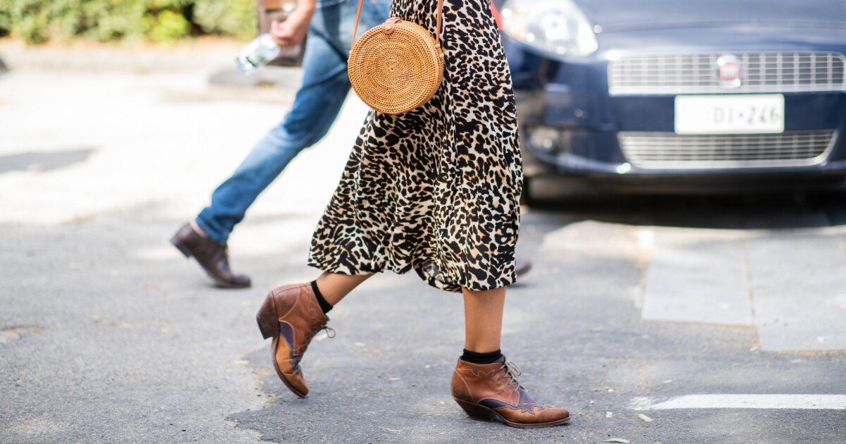 vestido midi com bota para trabalhar
